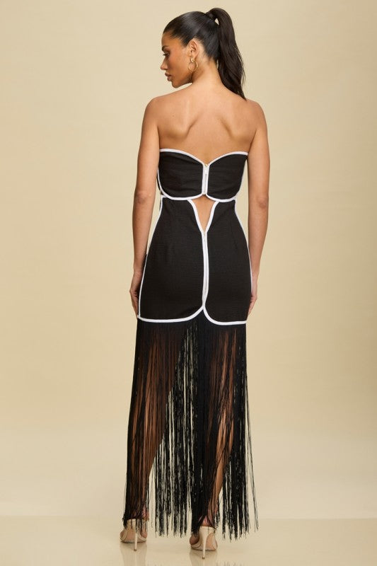 Vestido Strapless Black & White con Flecos Largos – Edición Elegante