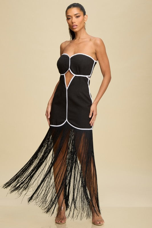 Vestido Strapless Black & White con Flecos Largos – Edición Elegante